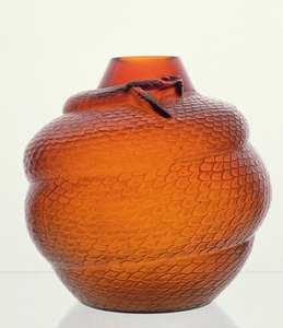 Slange, oviformet ravfarget glassvase av Lalique